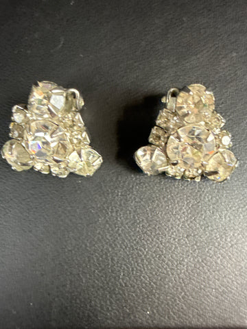 VTG. Weiss Rhinestone Clip Earrings